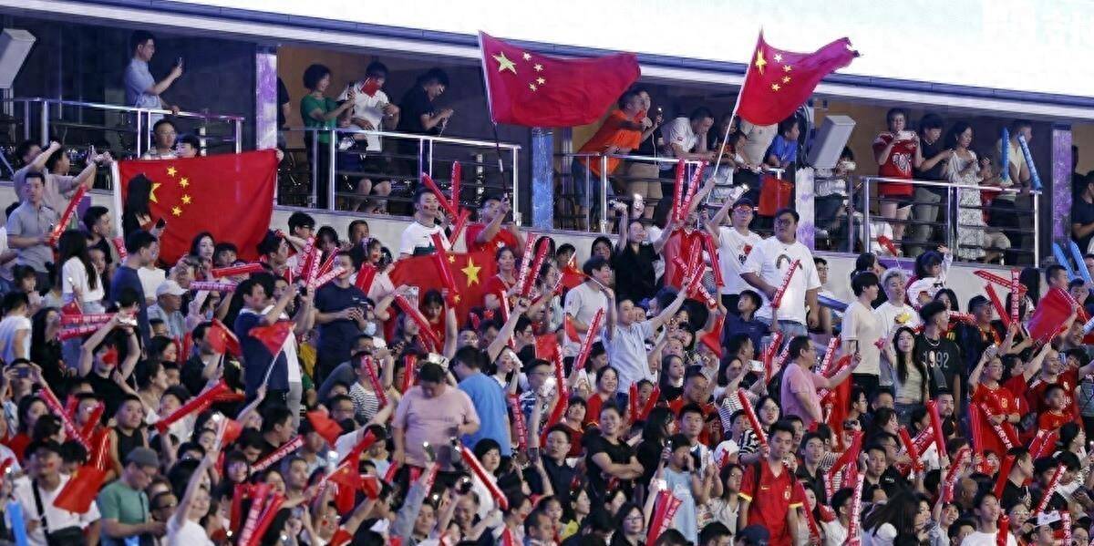 关于强队双方角逐胜负，场外球迷情绪高涨的信息