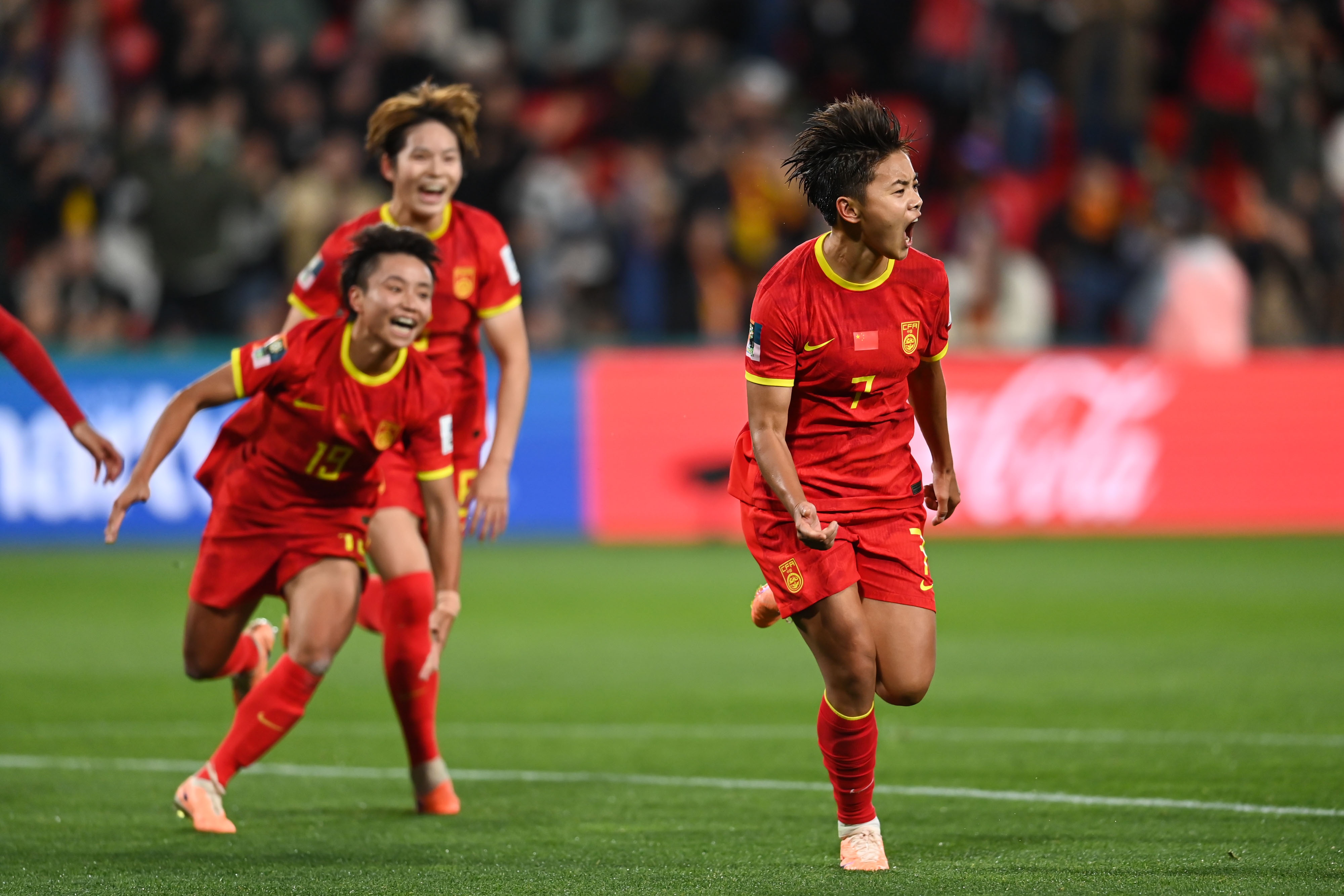 国家女足在比赛中展现出色表现，主场取得胜利